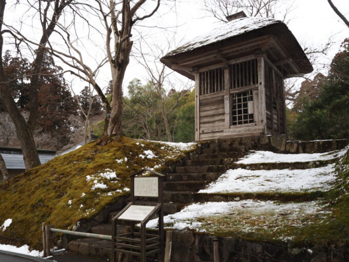 2月上旬冬の平泉うっすらと雪の積もる中尊寺旧鐘楼の渋い佇まい