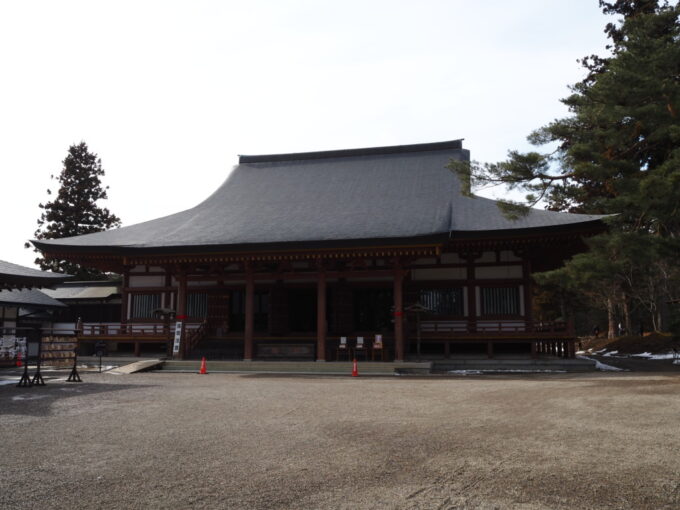 2月上旬冬の平泉毛越寺本堂