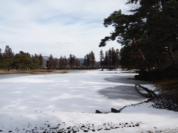 2月上旬冬の平泉毛越寺浄土庭園大泉が池を彩る水と氷り、雪の白さのグラデーション