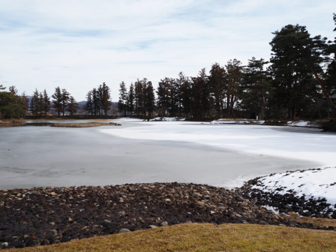 2月上旬冬の平泉毛越寺浄土庭園枯色の芝生、荒々しい石、そして凍った水辺の絶妙な対比