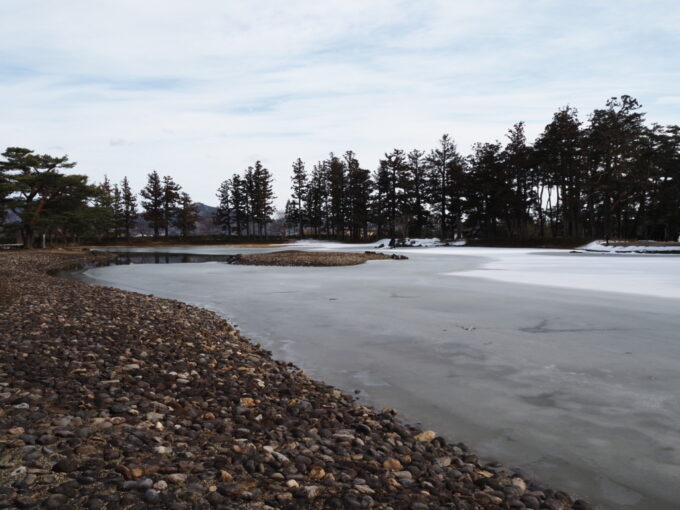 2月上旬冬の平泉毛越寺浄土庭園磯の荒々しさを感じさせる大泉が池の玉石の浜