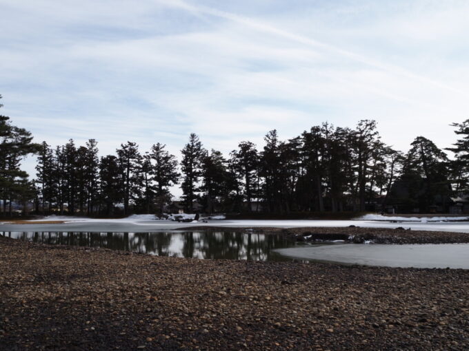 2月上旬冬の平泉毛越寺浄土庭園大泉が池を彩る水と氷、雪の溶けあう幽玄の世界