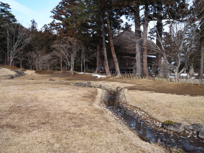 2月上旬冬の平泉毛越寺浄土庭園かれた芝生をゆったりとゆく遣水