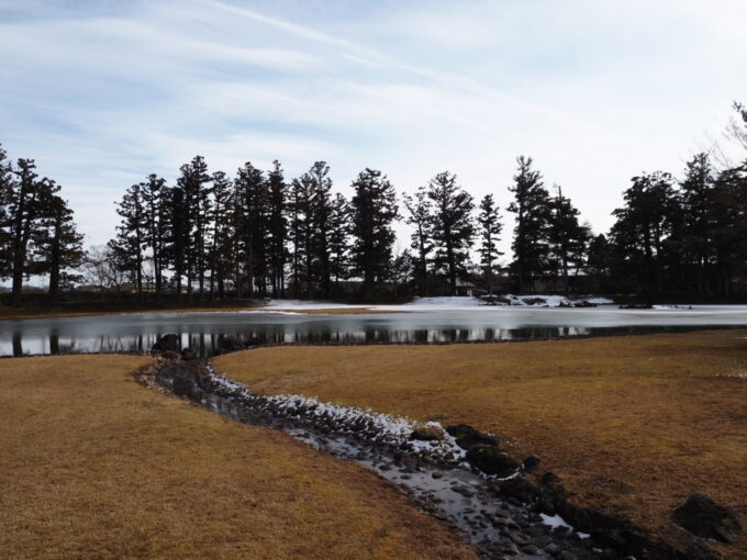 2月上旬冬の平泉毛越寺浄土庭園山から流れ下った遣水は海である大泉が池へと注いでゆく
