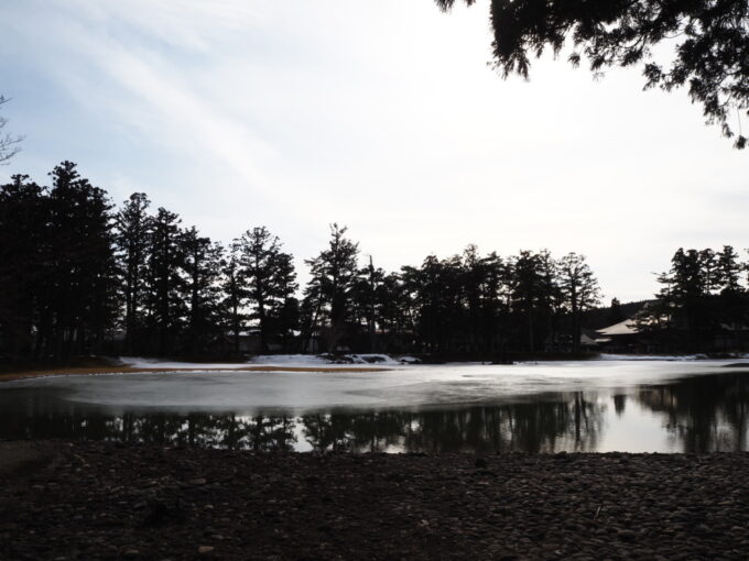 2月上旬冬の平泉毛越寺浄土庭園モノクロームが支配する幻想的な情景