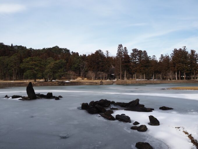 2月上旬冬の平泉毛越寺浄土庭園冬の北の海の厳しさを想起させる出島石組と池中立石