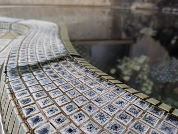 2月上旬冬の花巻台温泉松田屋旅館別館の釜の湯豆タイルが情緒深い釜の湯の浴槽