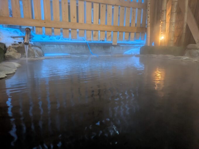 2月上旬冬の花巻台温泉松田屋旅館本館露天風呂広々とした岩風呂で清らかな源泉に揺蕩う贅沢