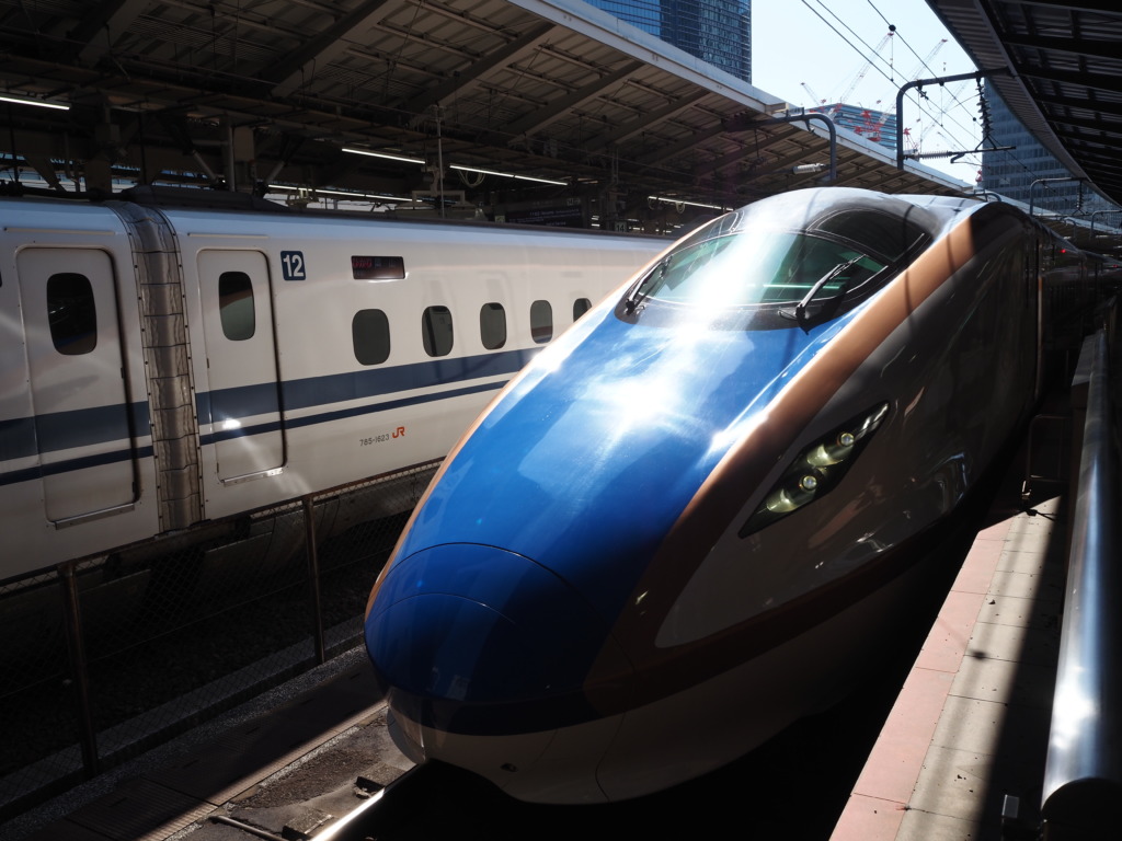 3月上旬春晴れの東京駅W7系北陸新幹線あさま号長野行き