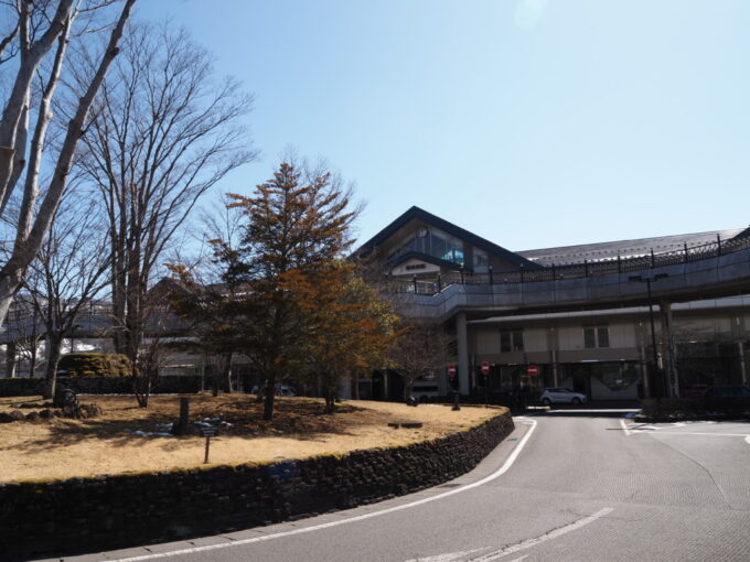 3月上旬青空の北陸新幹線軽井沢駅