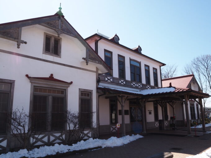 3月上旬晴れ空の軽井沢明治43年築のふたたび現役となった旧軽井沢駅舎