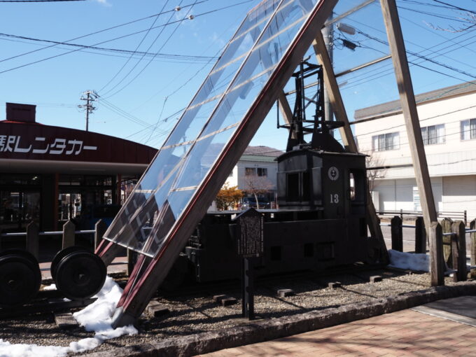 3月上旬晴れ空の軽井沢駅前に保存されている草軽電鉄の小さな電気機関車