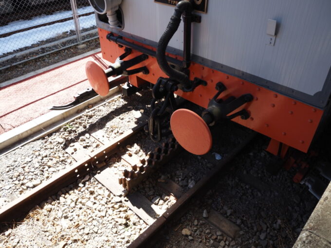 3月上旬しなの鉄道軽井沢駅に保存されたアプト式電気機関車10000形国鉄EC40形と線路の中央に敷かれたラックレール