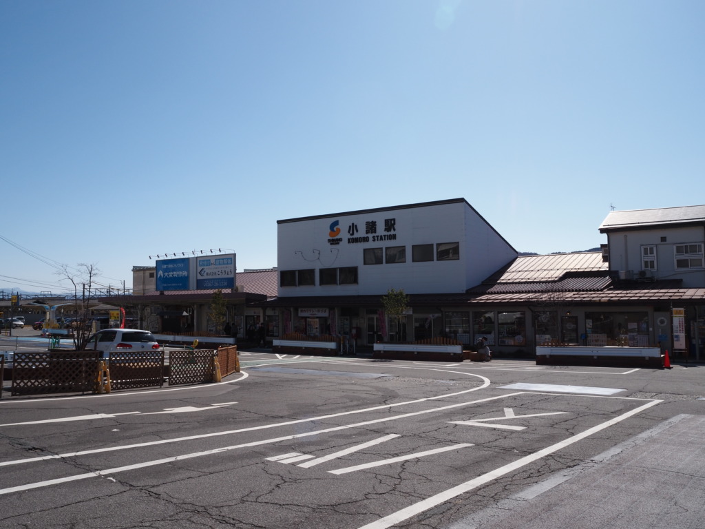 3月上旬晴れ空のしなの鉄道小諸駅