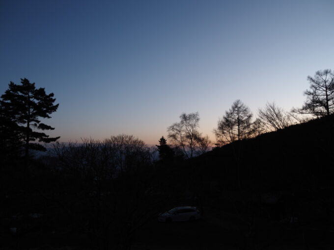 3月上旬浅間山登山口天狗温泉浅間山荘窓から眺める夕色に染まる空