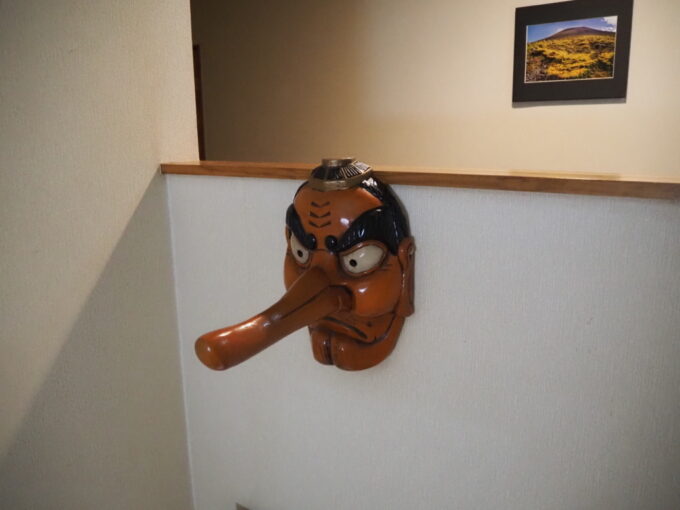 3月上旬浅間山登山口天狗温泉浅間山荘壁に飾られた天狗のお面