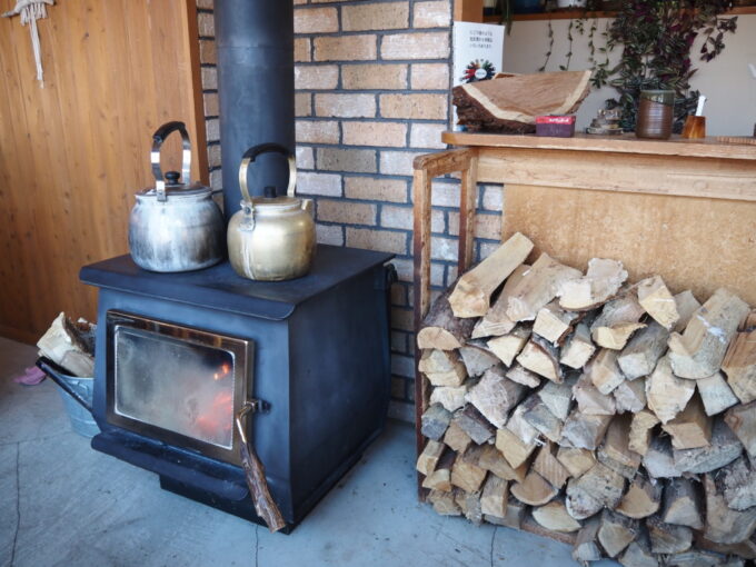 3月上旬浅間山登山口天狗温泉浅間山荘サンルームレストランでパチパチと火が焚かれる薪ストーブ