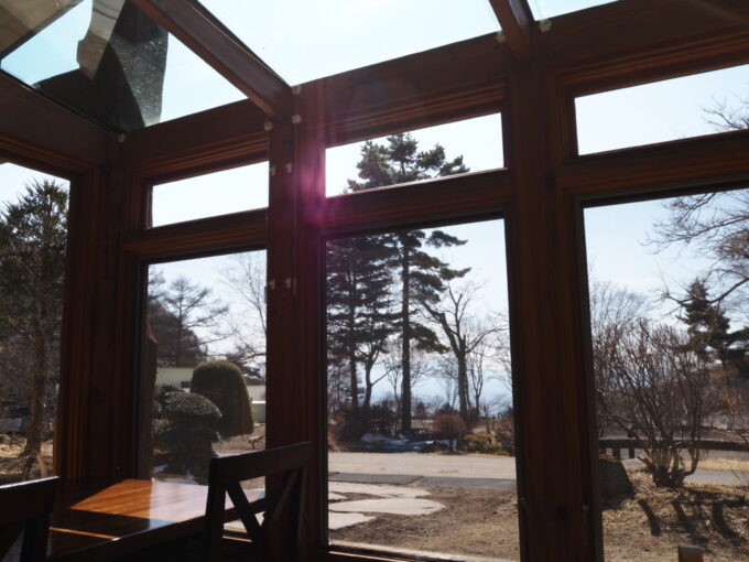 3月上旬浅間山登山口天狗温泉浅間山荘レストランサンルームで浅き春の陽光を浴びつつ昼食を