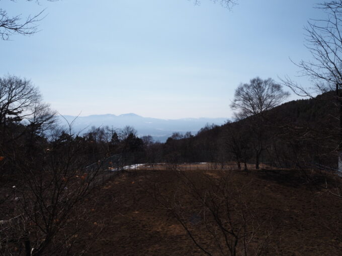 3月上旬浅間山登山口天狗温泉浅間山荘から望むたおやかに横たわる信州の青い山並み
