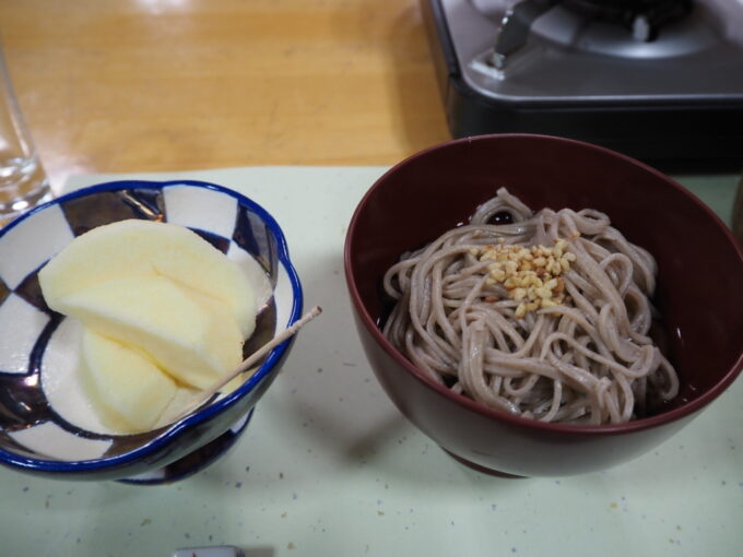 3月上旬浅間山登山口天狗温泉浅間山荘2泊目夕食〆につるしこのコシの強い手打ちそばと信州のりんご
