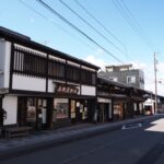 3月上旬はじめての小諸北国街道小諸宿江戸時代築の大和屋紙店とその奥に低い軒を連ねる宿場らしい建物