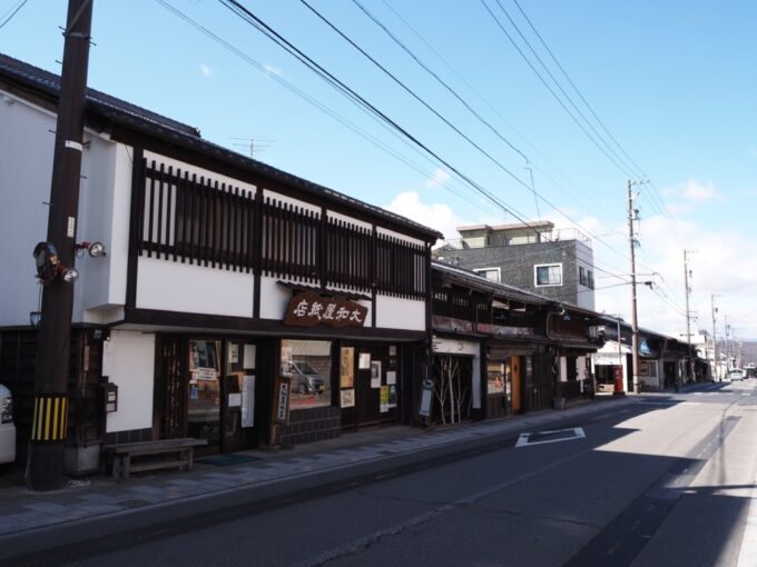 3月上旬はじめての小諸北国街道小諸宿江戸時代築の大和屋紙店とその奥に低い軒を連ねる宿場らしい建物