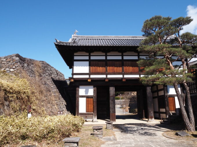 3月上旬初めての小諸小諸城址大手門石垣と門が一体化していない独特な構造