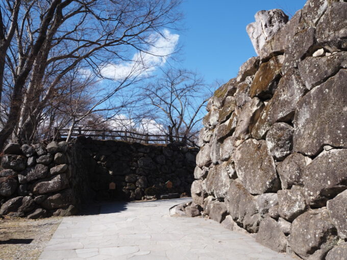 3月上旬初めての小諸しなの鉄道線の線路をくぐり小諸城址懐古園へ