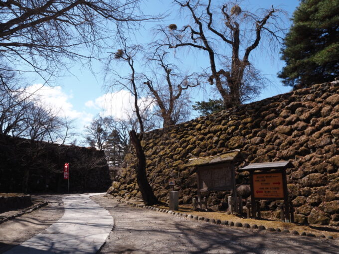 3月上旬初めての小諸小諸城址懐古園本丸の苔むした威厳あふれる野面積みの石垣