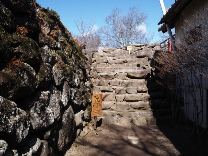 3月上旬初めての小諸小諸城址懐古園懐古神社の裏手には天守台跡への登り口が