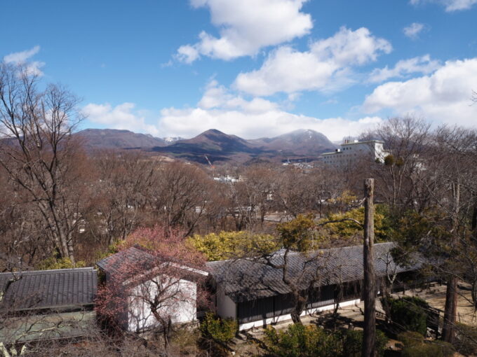 3月上旬初めての小諸小諸城址懐古園天守台から望む上信国境の山並み