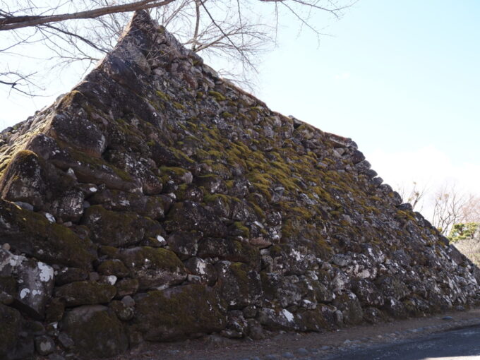 3月上旬初めての小諸小諸城址懐古園湾曲した野面積みが独特な優美さを醸し出す天守台石垣