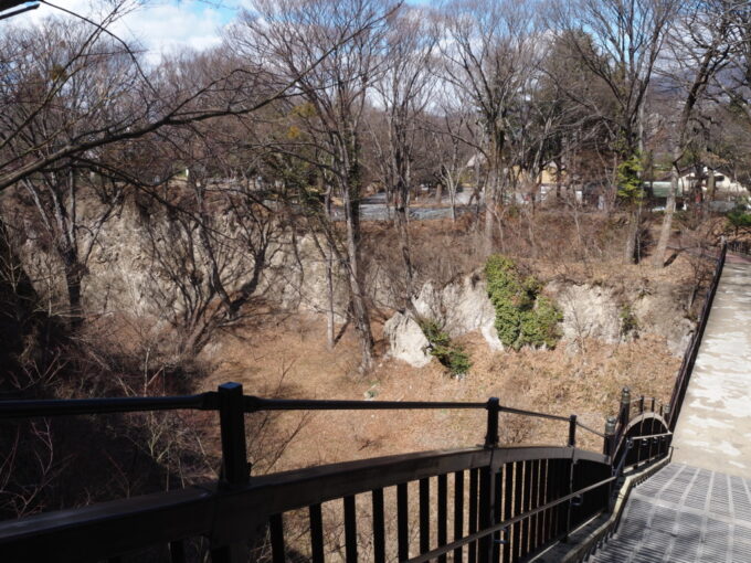 3月上旬初めての小諸小諸城址懐古園地獄谷へと下る酔月橋