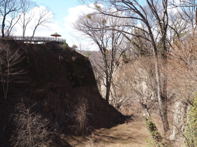 3月上旬初めての小諸小諸城址懐古園田切地形である地獄谷の深い谷と断崖絶壁に位置する水の手展望台