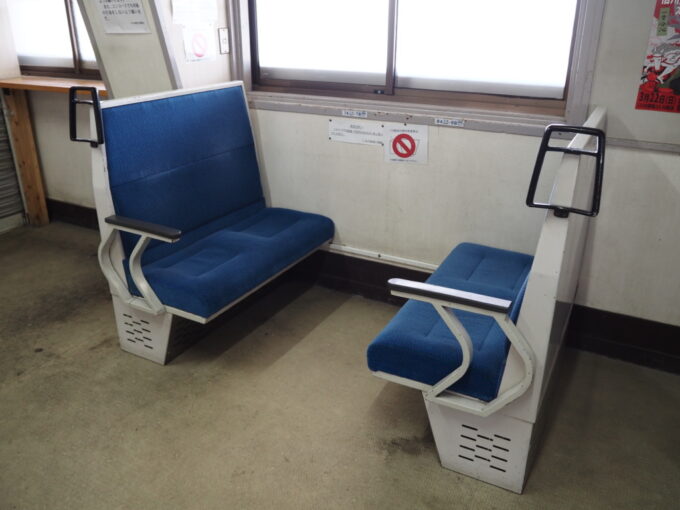 3月上旬初めての小諸しなの鉄道小諸駅待合室内に設置された国鉄型115系のボックスシート