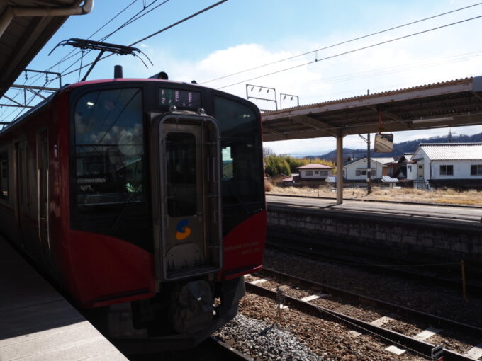 ３月上旬しなの鉄道小諸駅に入線するSR1系長野行き普通電車