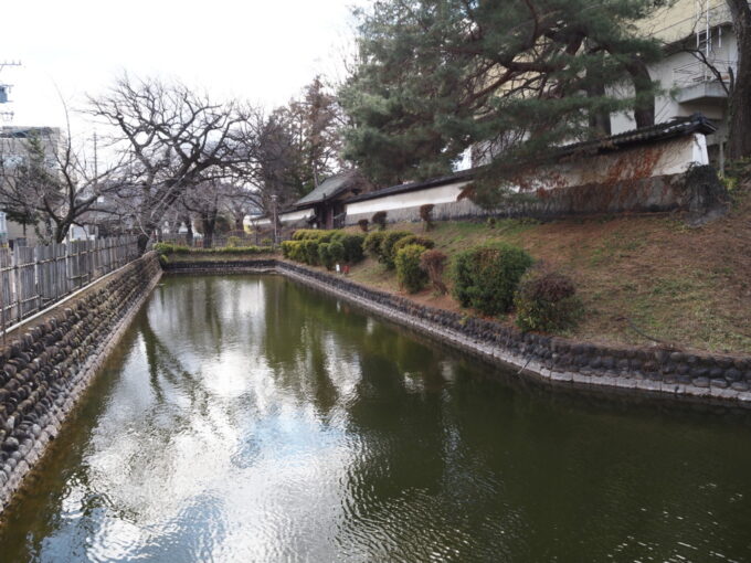 3月上旬初めての上田上田藩主居館跡に残る堀と土塁、土塀に門