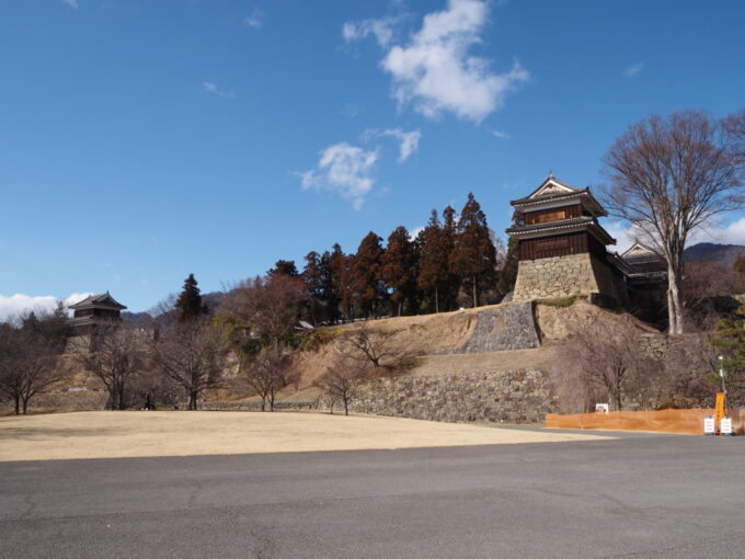 3月上旬初めての上田城跡芝生広場から展望する上田城