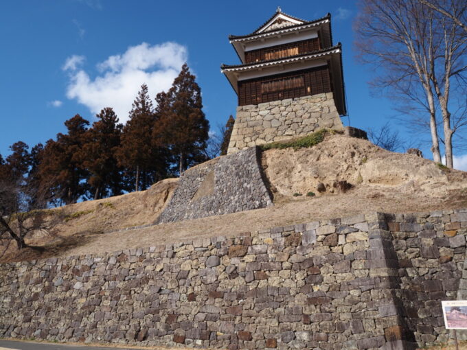 3月上旬初めての上田城跡芝生広場から見上げる荒々しい石垣と岩盤、南櫓の雄々しい姿