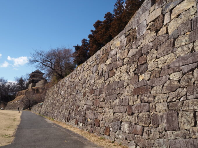 3月上旬初めての上田城跡芝生広場に沿って続く上田城の重厚な石垣