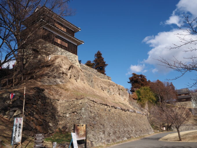 3月上旬初めての上田城跡芝生広場から眺める西櫓と南櫓