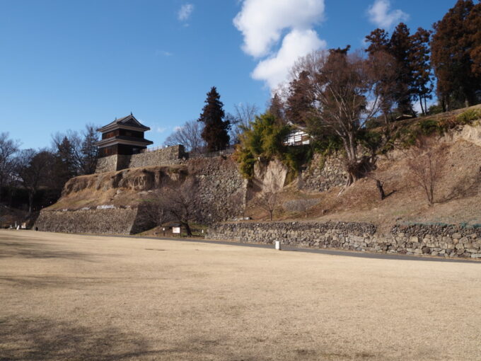 3月上旬初めての上田城跡芝生広場から上田城を俯瞰する