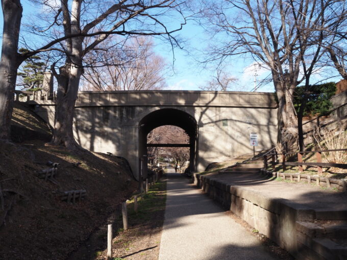 3月上旬初めての上田城跡けやき並木の遊歩道となった二の丸の堀跡にはかつて上田交通の線路が敷かれていた