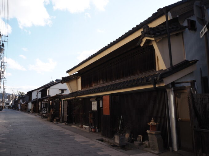 3月上旬初めての上田北国街道宿場町柳町立派なうだつが目を引く安原針灸院の建物