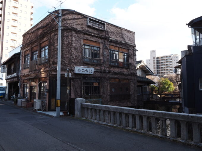 3月上旬初めての上田蛭沢川沿いに建つそば処東都庵旧店舗の渋い建物