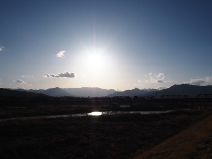 3月上旬初めての上田千曲川河畔から眺める郷愁を誘う夕刻の情景