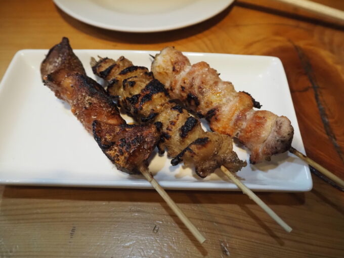 初めての上田美味だれ焼き鳥つづらや控えめの塩加減で提供される塩焼鳥