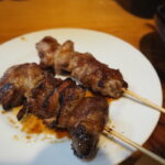 初めての上田美味だれ焼き鳥つづらや控えめの塩加減で提供される塩焼鳥を皿に移し好みで美味だれを掛けて味わう