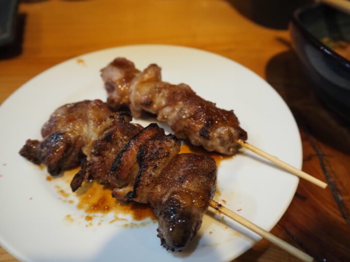 初めての上田美味だれ焼き鳥つづらや控えめの塩加減で提供される塩焼鳥を皿に移し好みで美味だれを掛けて味わう