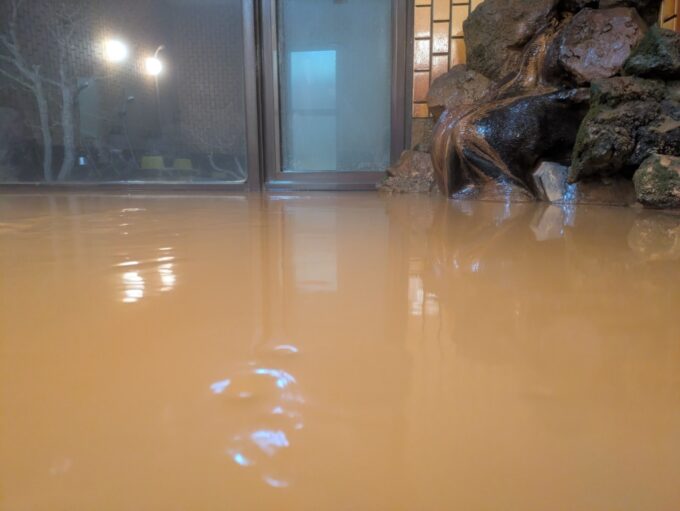 3月上旬浅間山登山口天狗温泉浅間山荘夜の静かな湯屋で濃密な鉄冷鉱泉に身体を委ねる